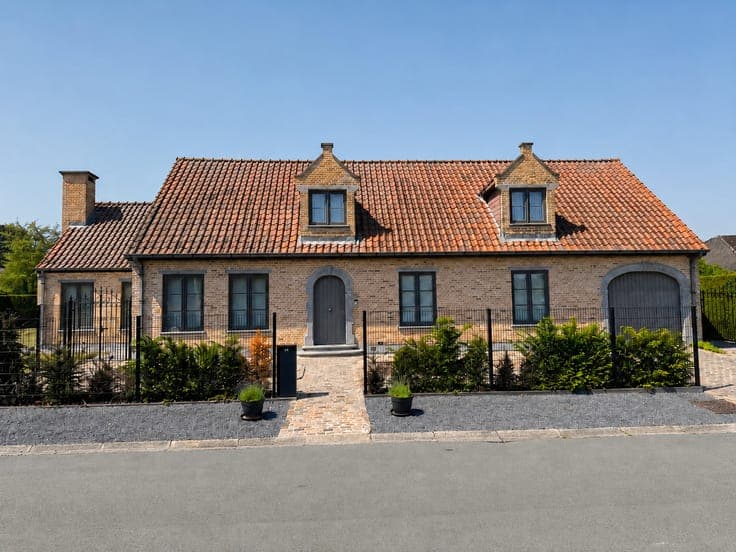 Ready to move in detached villa with 4 bedrooms in Lennik.