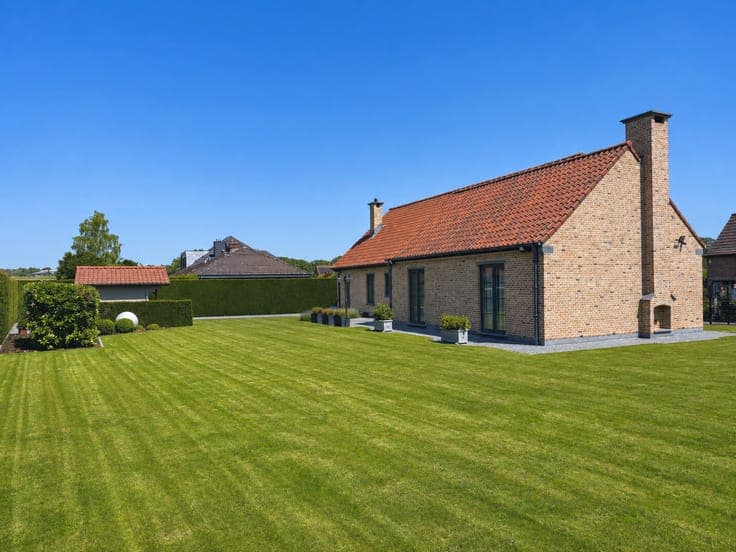 Ready to move in detached villa with 4 bedrooms in Lennik.