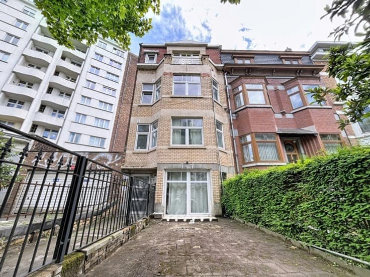 building with 4 officially recognized units – Forest Park