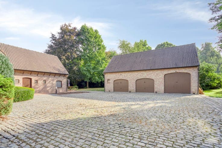 A charming 5-bedroom farmhouse set on approx. 1.6 hectares