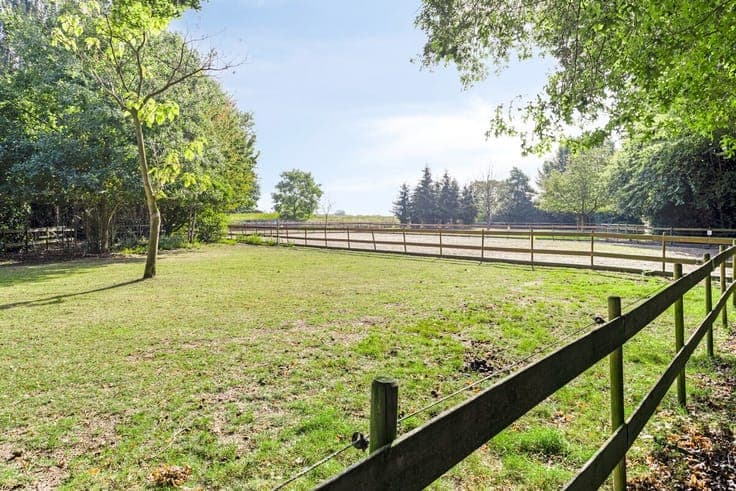 A charming 5-bedroom farmhouse set on approx. 1.6 hectares