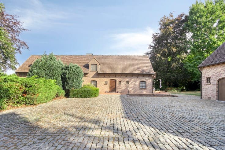 A charming 5-bedroom farmhouse set on approx. 1.6 hectares