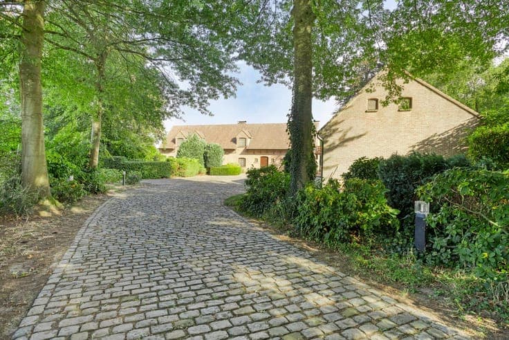 A charming 5-bedroom farmhouse set on approx. 1.6 hectares