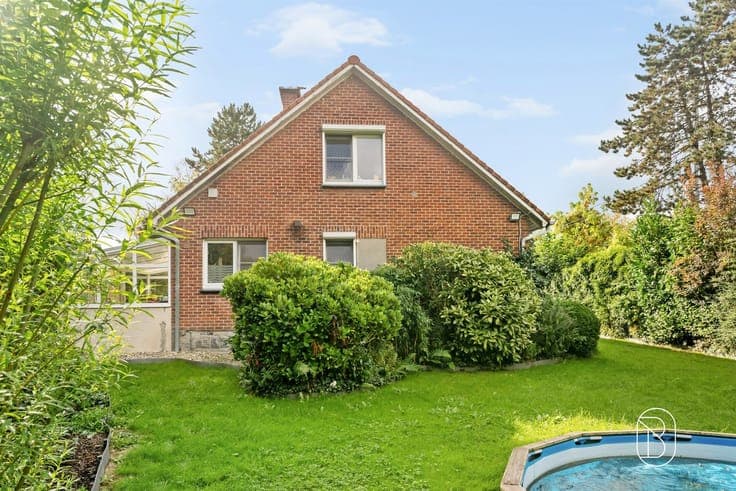 Stunning detached home in a prime location