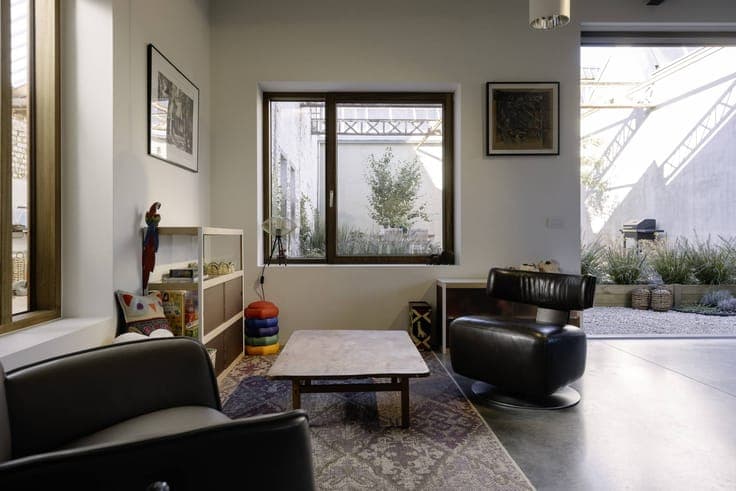 Ready to move in, recently renovated house (3 bedrooms) with