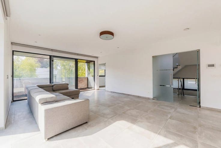 Contemporary villa on 17 acres