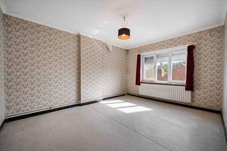Semi-detached house with large garden, garage and great reno