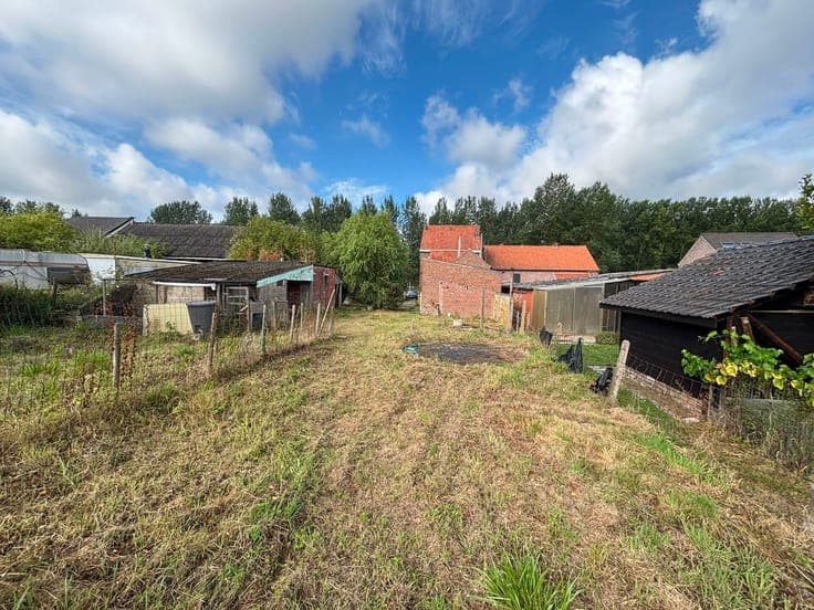 Semi-detached house with large garden, garage and great reno