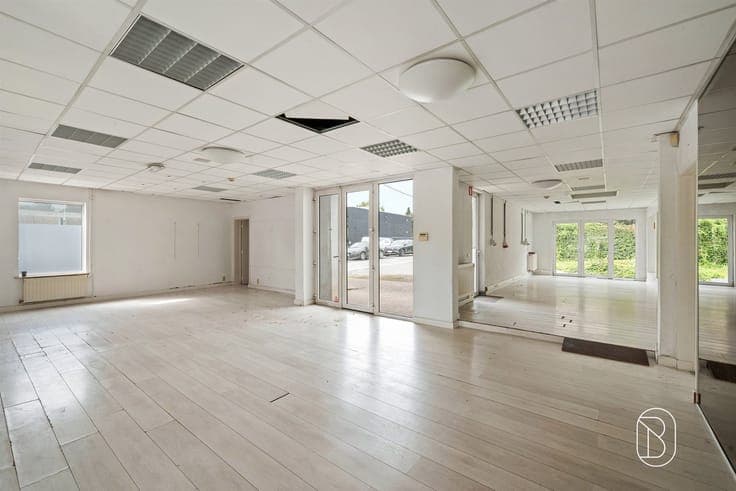 Topgelegen commercieel pand met parking