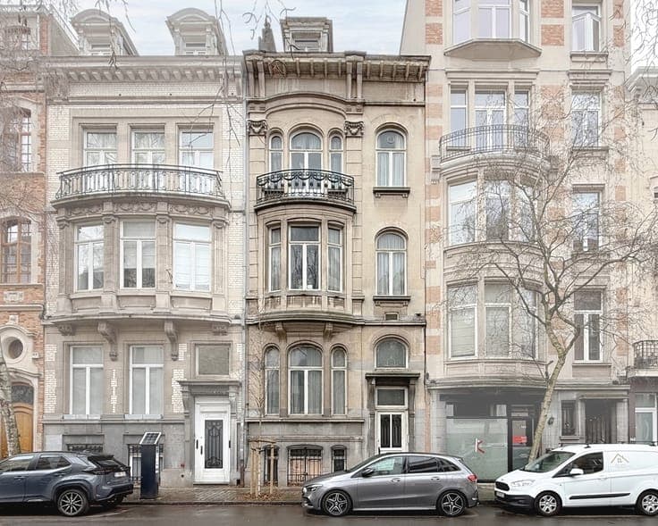Pl. Brugmann – Apartment building (3 units) to renovate.