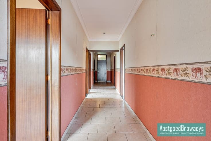 Te renoveren bungalow met polyvalente ruimte en aanpalend...