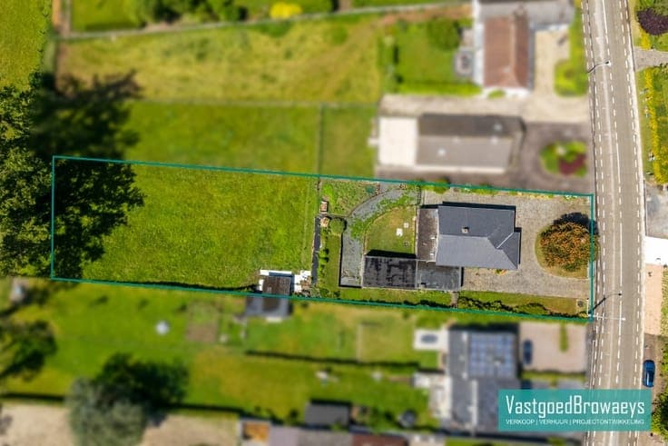 Te renoveren bungalow met polyvalente ruimte en aanpalend...
