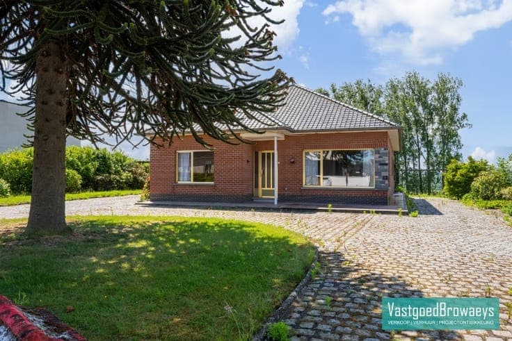 Te renoveren bungalow met polyvalente ruimte en aanpalend...