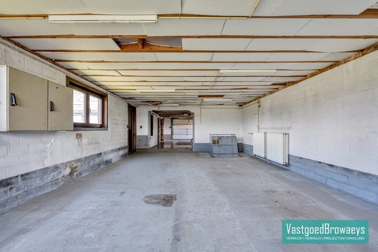 Te renoveren bungalow met polyvalente ruimte en aanpalend...