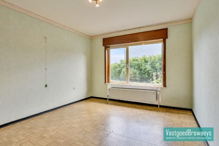 Te renoveren bungalow met polyvalente ruimte en aanpalend...