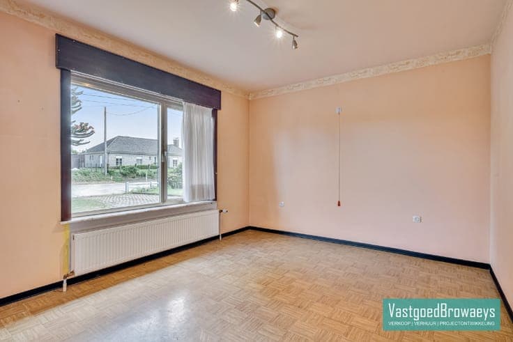 Te renoveren bungalow met polyvalente ruimte en aanpalend...