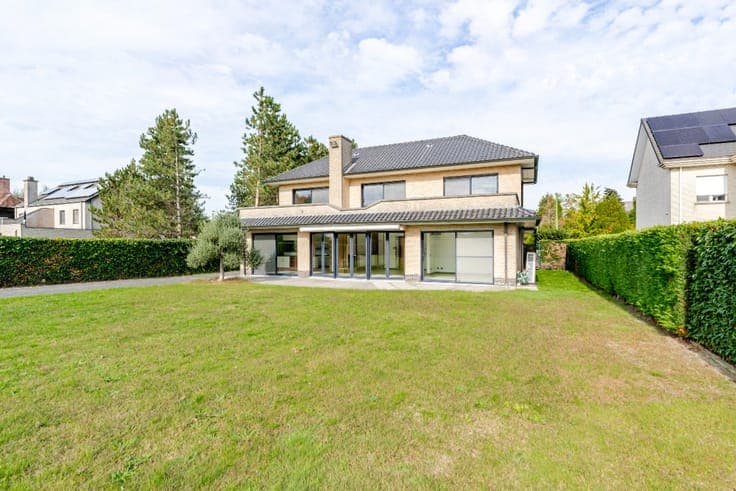 Spacious detached home with outbuilding in Zwijndrecht