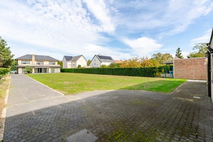 Spacious detached home with outbuilding in Zwijndrecht