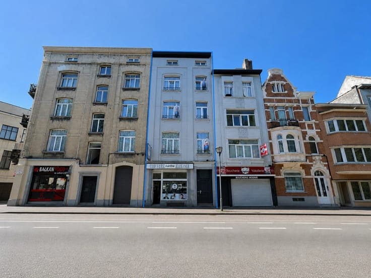 MIXED-USE BUILDING 210M² - 5 BEDROOMS - IDEAL INVESTMENT!