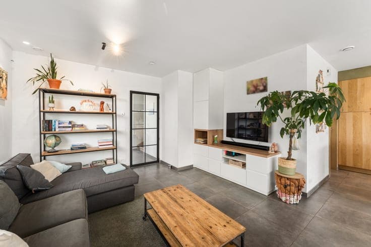 Recent semi-detached home with sunny garden
