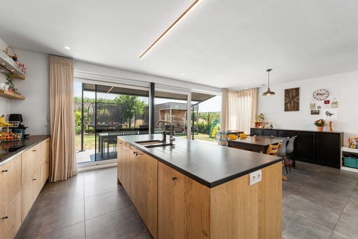 Recent semi-detached home with sunny garden