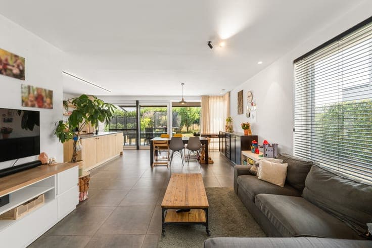 Recent semi-detached home with sunny garden
