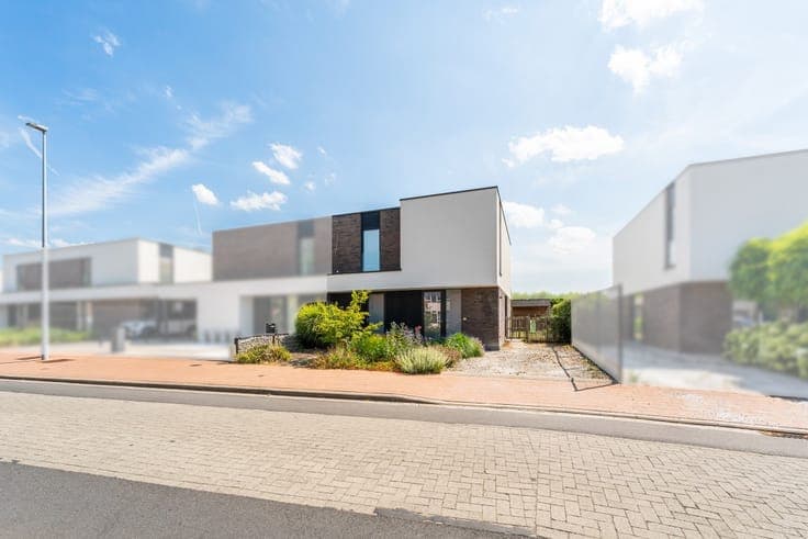 Recent semi-detached home with sunny garden