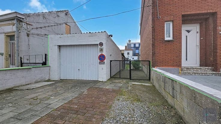 Petite maison avec jardin et garage