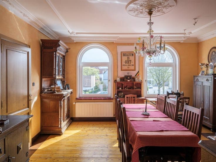 Characterful townhouse with city garden on the village squa
