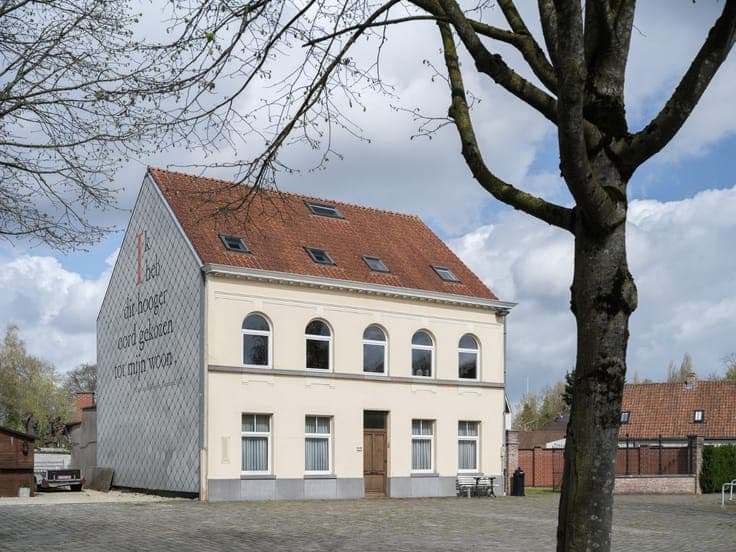 Characterful townhouse with city garden on the village squa