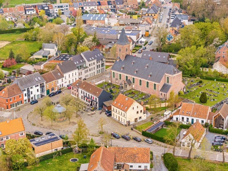 Characterful townhouse with city garden on the village squa