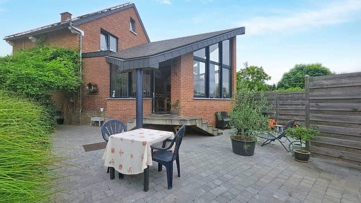 Maison 4 façades avec beau jardin et parking