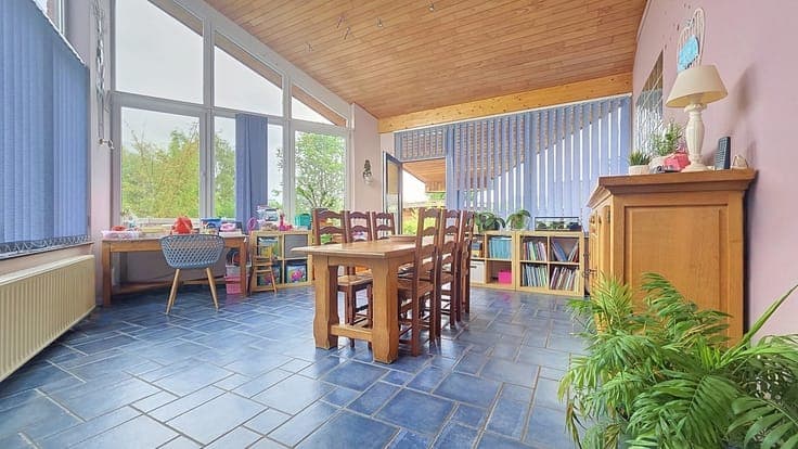 Maison 4 façades avec beau jardin et parking