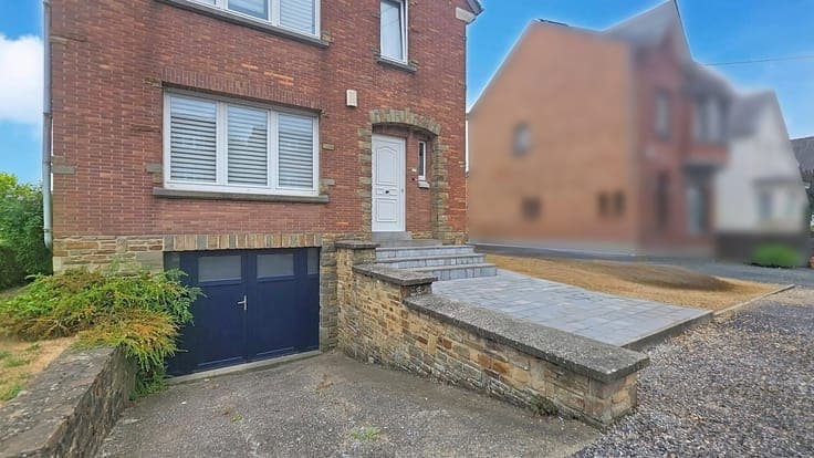 Maison 4 façades avec beau jardin et parking