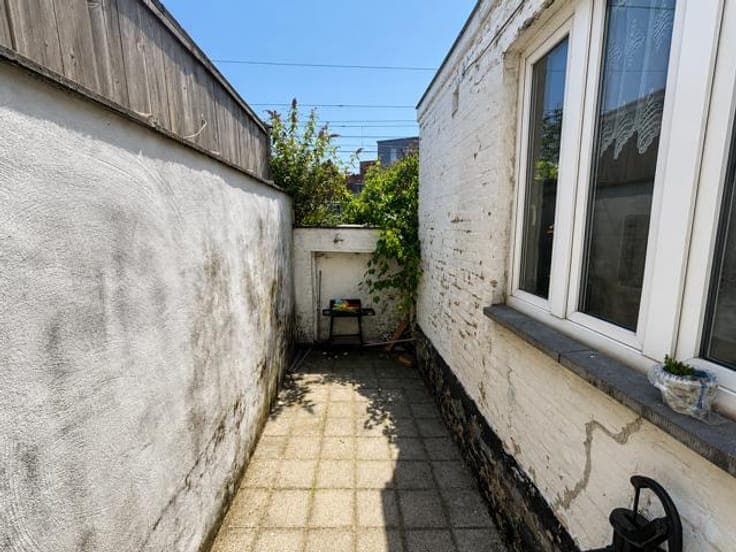 4-BEDROOM HOUSE + BACK GARDEN