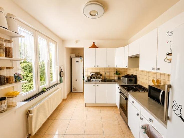 4-BEDROOM HOUSE + BACK GARDEN