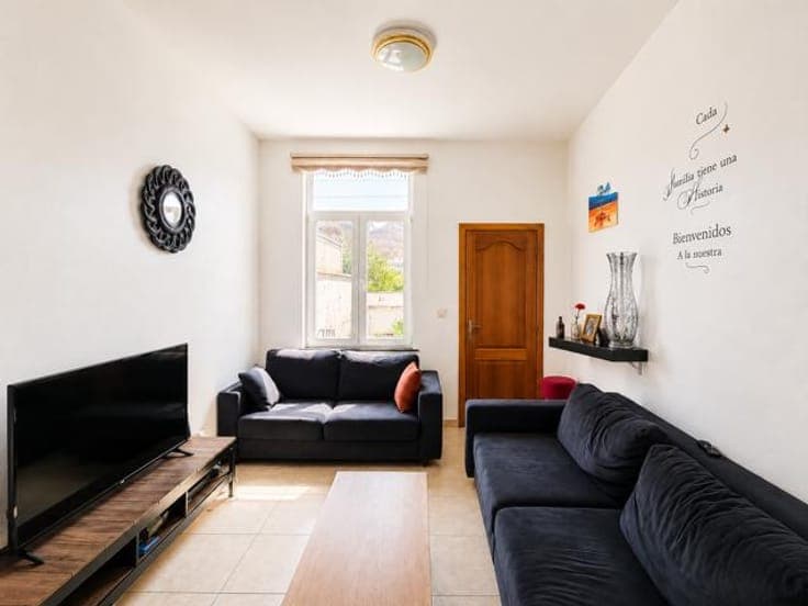 4-BEDROOM HOUSE + BACK GARDEN