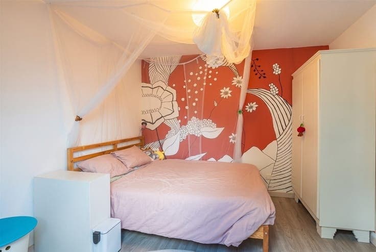 Charming 4-bedroom home with an enclosed patio—a real coup d