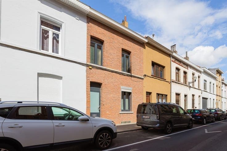 Charming 4-bedroom home with an enclosed patio—a real coup d