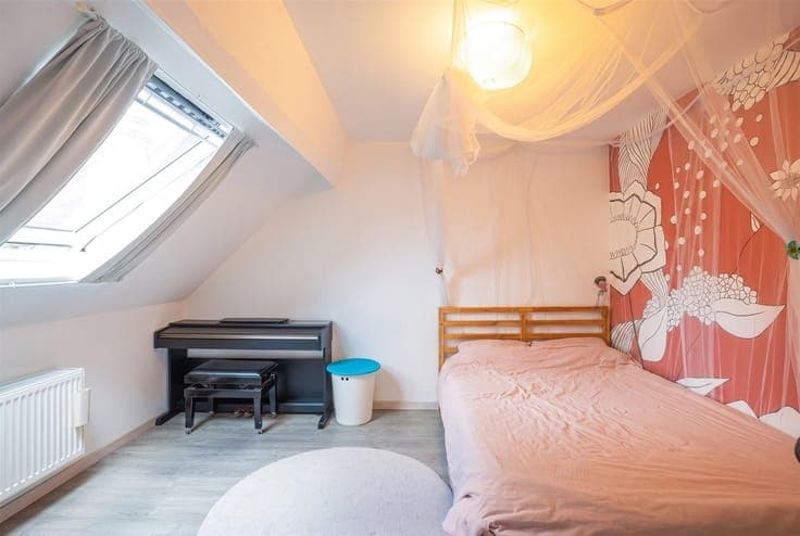 Charming 4-bedroom home with an enclosed patio—a real coup d
