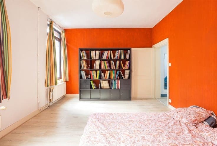 Charming 4-bedroom home with an enclosed patio—a real coup d