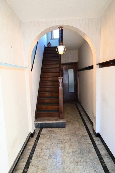 DEGELIJKE, te renoveren, woning met NIEUW dak op TOPLIGGING!