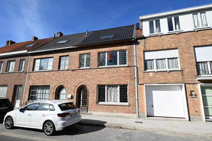 DEGELIJKE, te renoveren, woning met NIEUW dak op TOPLIGGING!