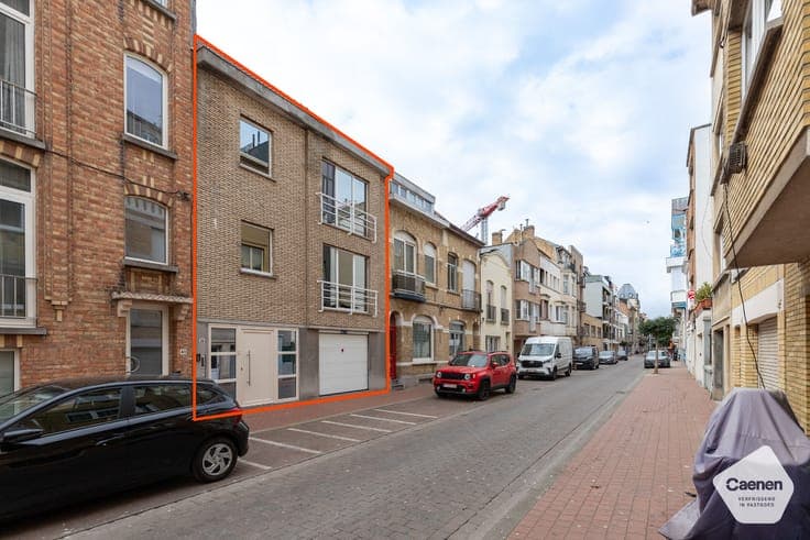 Ruime gezinswoning met inpandige garage op een rustige lo...