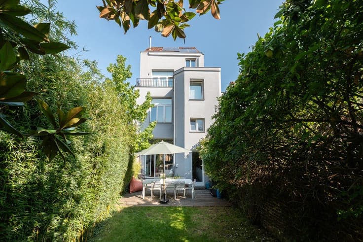 Magnificent 5/6-Bedroom Townhouse with Garden & Garage!