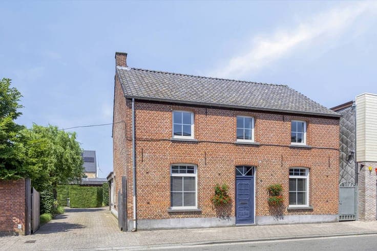 Family home for sale in Kalmthout-Nieuwmoer with workspace!