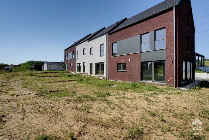 NEW-BUILD THREE-FAÇADE HOUSE IN A QUIET LOCATION