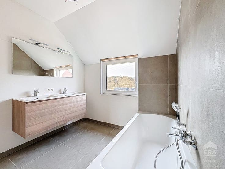 NEW-BUILD THREE-FAÇADE HOUSE IN A QUIET LOCATION