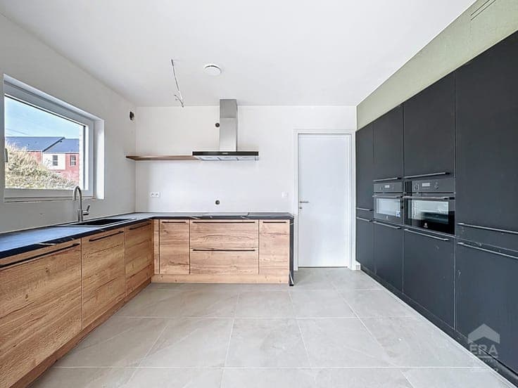 NEW-BUILD THREE-FAÇADE HOUSE IN A QUIET LOCATION