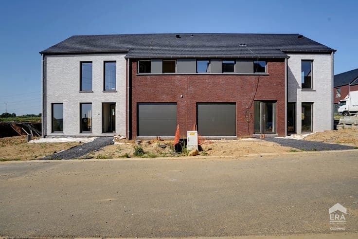 NEW-BUILD THREE-FAÇADE HOUSE IN A QUIET LOCATION